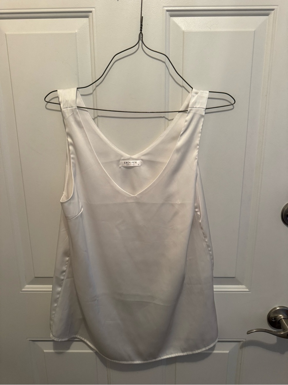 Ekouaer Cream V-Neck Sleeveless Camisole